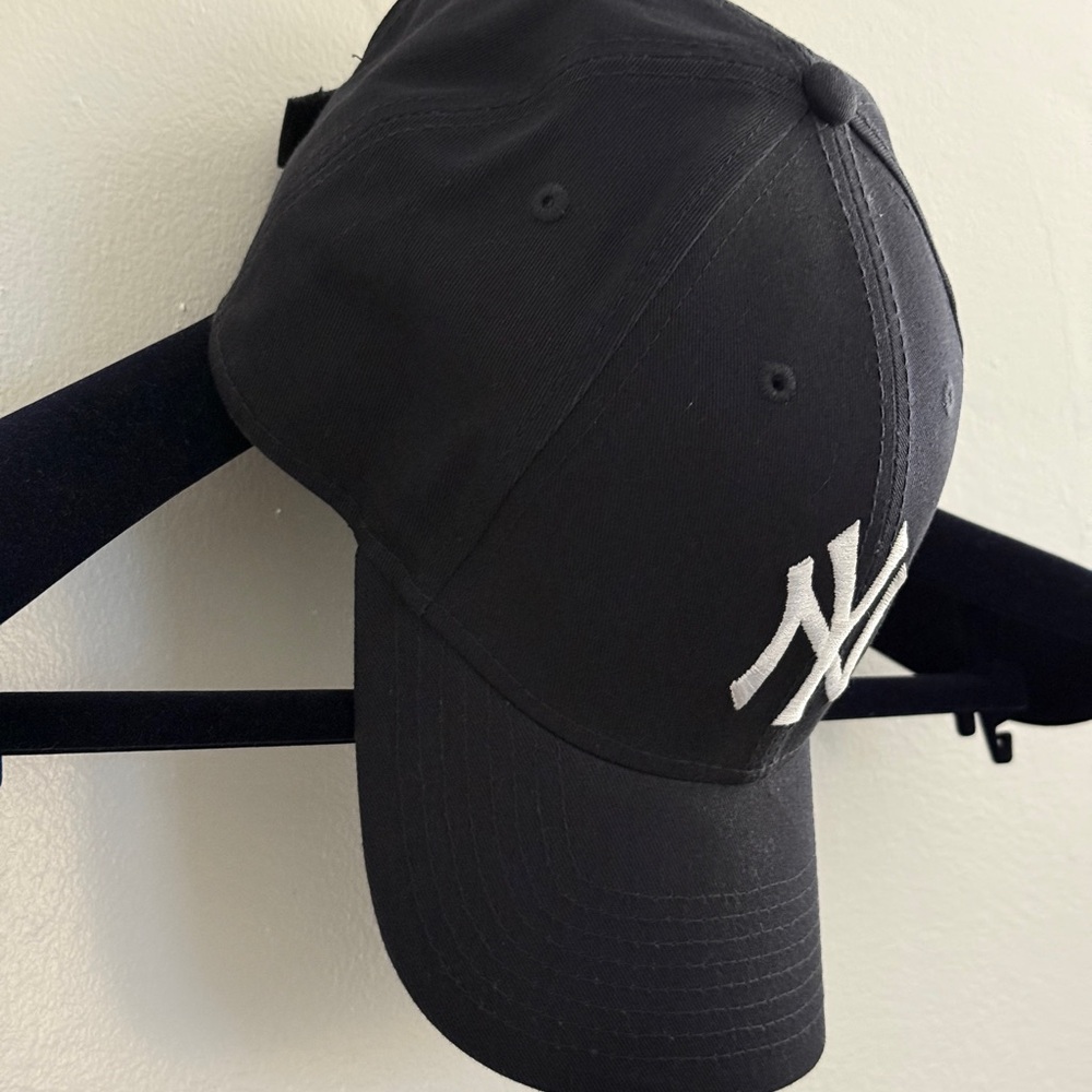New York Yankees Navy Blue Baseball Cap with White Logo New Era 9Forty